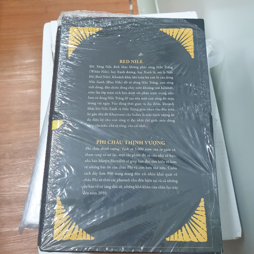 Bộ sách kỷ niệm 5 năm của Omega+. Tác phẩm mong chờ nhất trong năm của Omega+ với nội dung thú vị về lịch sử Châu Phi - những bí ẩn và huyền thoại của một thời. Sách bìa cứng, có hộp, bao bọc cẩn thận, giá lại tốt trong dịp Sinh nhật Tiki. Nên mua ngay để có trên kệ nè.