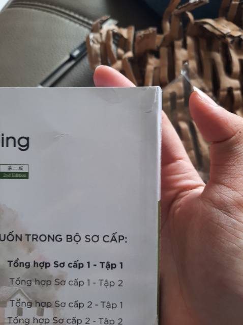 Nội dung sách ổn, rõ ràng dễ đọc, bìa hơi trầy xước và có vết rách nhỏ thôi