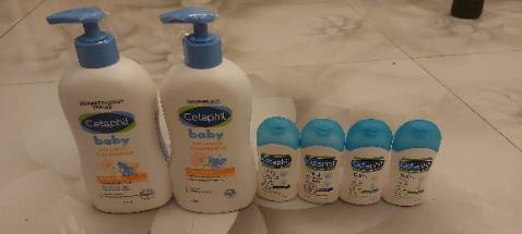 Nhận hàng ưng lắm luôn. Mua ngay đợt có quà tặng còn gì bằng. Chai nhỏ nhỏ xinh xinh tiện khi mang đi du lịch. Lần đầu mua sp này trên Tiki mà hài lòng thật sự.
Bình thường mình mua loại thường k thơm bằng loại hoa cúc hữu cơ này. 
Đóng gói hàng lại quá ok, sp nhận được nguyên vẹn đầy đủ.
Cảm ơn shop rất nhiều!