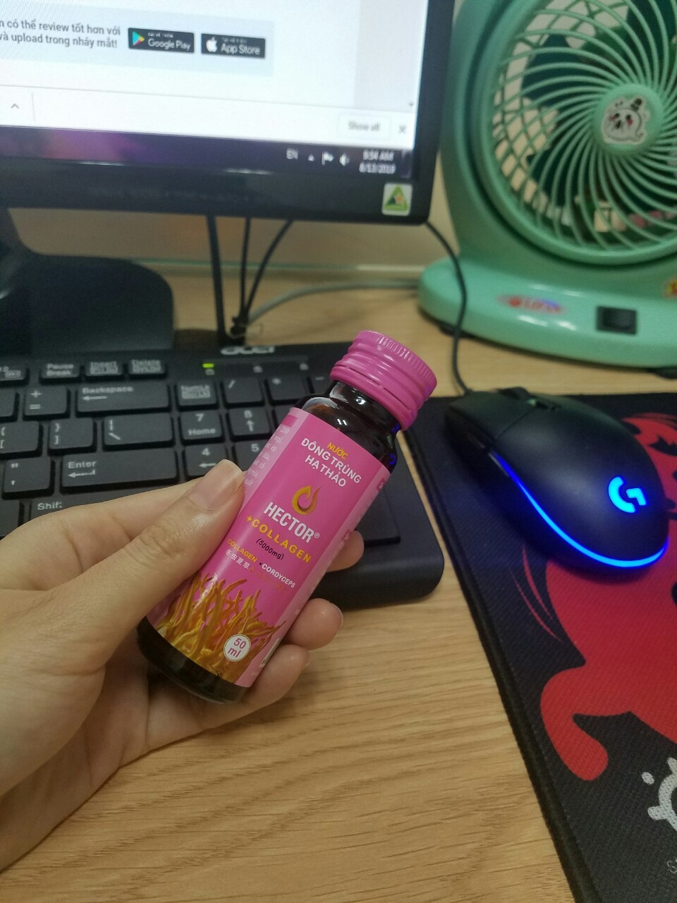 Được tặng kèm 2 lọ nước tăng lực vị nhân sâm, uống thấy cũng ngon ^^!
Sp collagen có vị thơm ngon và dễ uống, mới dùng 5 ngày nên chưa nhận thấy sự thay đổi quá lớn trên da. Sẽ kiên trì dùng hết 4 hộp để đánh giá chất lượng.
Góp ý về sản phẩm: nắp chai rất khó mở vì những mấu niêm phong nắp quá dày nên lực người nam mở cũng không ra , mình toàn phải dùng dao cắt từng mấu niêm phong mới mở dc nắp T.T