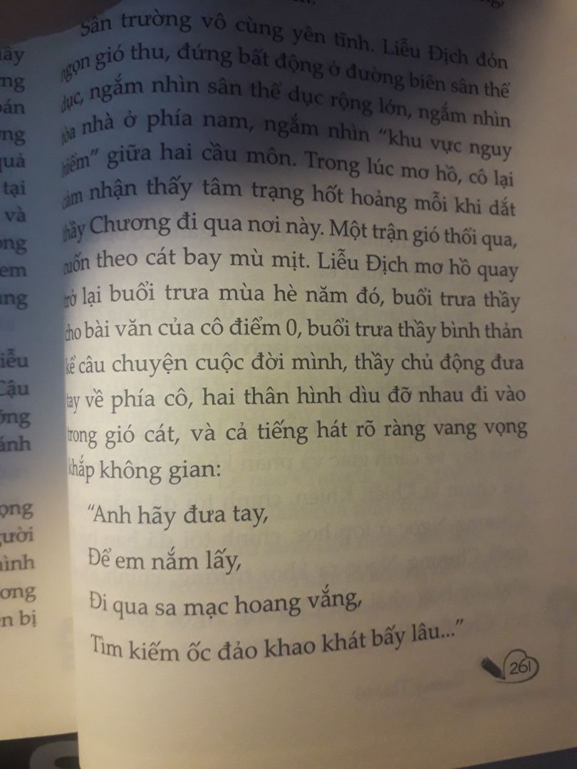Sách đẹp lắm, giao hàng nhanh. Thật sự mình mua quyển này về để trưng bày làm kỉ niệm thôi vì mình không dám đọc lại lần nữa. "Bến xe" là truyện ngôn tình đầu tiên mình đọc, lúc ấy là một học sinh lớp 9 giờ đã năm 2 đại học rồi mà mình vẫn ám ảnh. Hình ảnh thầy Chương đã khắc sâu trong tâm trí của mình. Bây giờ Instagram, *** và các trang mạng xã hội khác mình đều dùng là Hải Thiên. Mình đọc lại truyện 2 lần rồi, và mình không đủ dũng khí để đọc lại. Có lẽ mình sẽ cất gọn để làm kỉ niệm cho một tuổi trẻ đầy rực rỡ 🌞