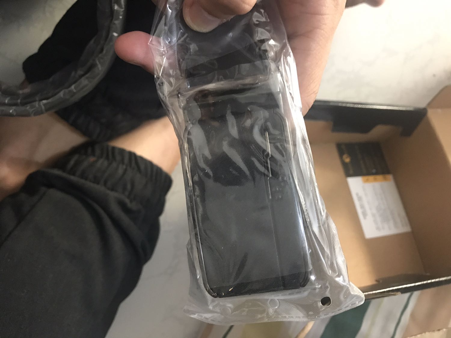 Dây đẹp, đường may ổn, chắc! Hộp đựng cũng khá là chắc chắn! 5 sao cho mặt hàng!!

Tuy nhiên chấm tiki 1 sao về dịch vụ ship. Mình đặt đơn hàng vào ngày t7 12/12 và thấy giao hàng ghi rõ ràng là "giao vào ngày thứ 4" chứ không hề ghi là giao vào khoảng thứ 4 nên mình mới đặt để đến thứ 4 mình có ở nhà nhận hàng. Tuy nhiên mới hôm chủ nhật 13/12 mình có việc bận, nhà mình thì đi hết, shipper gọi điện kêu mình nhận hàng mà ko hề gọi hỏi trc là mình có ở nhà hay là không???? Đã vậy còn nói đơn này của mình dời 2 lần rồi???? Xong mình cũng nhẹ nhàng nhắc shipper chắc anh lộn, không ấy làm phiền anh chuyển qua ngày khác giao giúp em được không, mai cũng được, anh shipper ậm ờ một hồi rồi nói ok xong cúp máy luôn???  Xong chốt đơn dời ngày giao hàng là thứ 2, làm mình bỏ dở cả 1 buổi sáng t2 chỉ để chờ do nhà mình ai cũng đi làm hết, không có ai ở nhà cả. Thật sự Tiki nên xem lại vấn đề giao hàng này để sửa đổi, nâng cấp dịch vụ của mình tốt hơn!! 

Nên là 5 sao cho hàng và 1 sao cho dịch vụ ship!