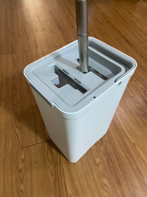 Cây lau thiết kế gọn gàng, thùng to hơn phiên bản trước đó. Dùng tốt nên mua nhé cả nhà