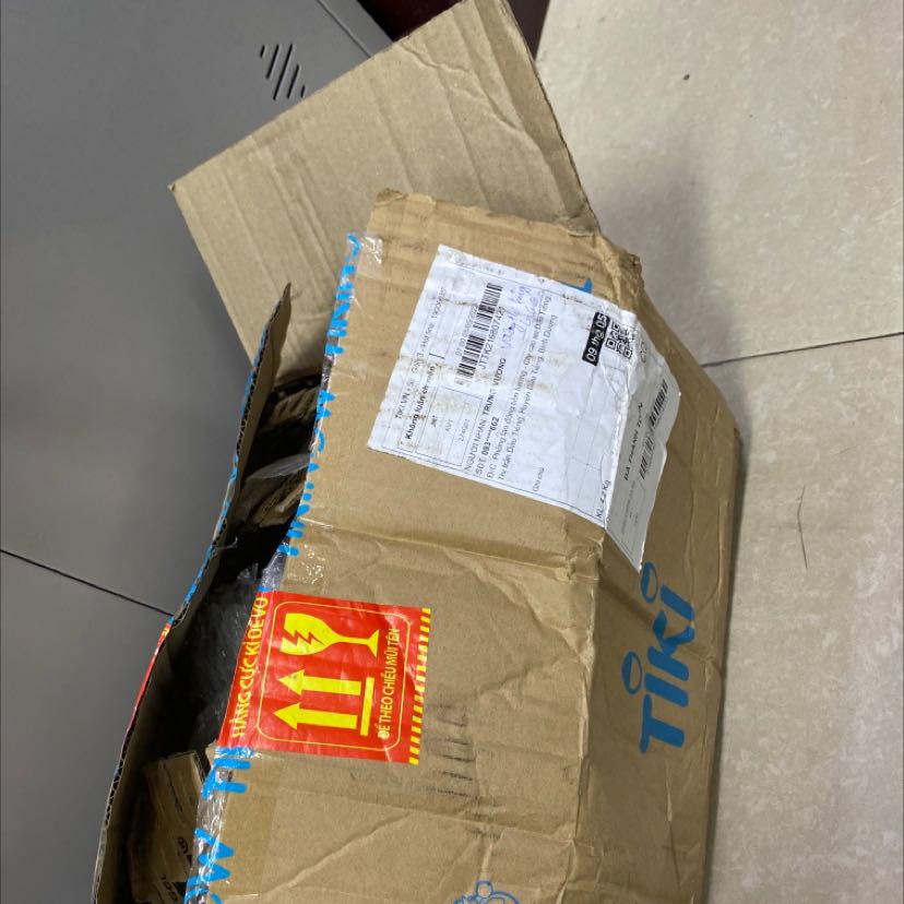 Thấy trên quảng cáo có tặng hộp xếp đựng đồ.. nhưng thực tế lại ko có.
Tuy hàng k bị vỡ.. nhưng lúc mình nhận cái thùng trông như nó muốn rách ra lun á.. và giấy chống sốc chỉ đậy bao quanh lại chứ ko có gói kỹ từng hộp