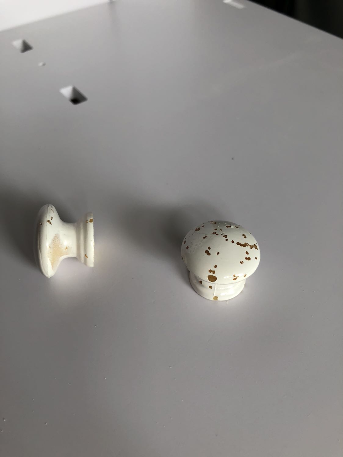 Cục cầm mở thì tróc hết màu, tủ thì móp, chất liệu cũng không phải bằng gỗ... chất lượng trung bình Cục cầm mở thì tróc hết màu, tủ thì móp, chất liệu cũng không phải bằng gỗ... chất lượng trung bình