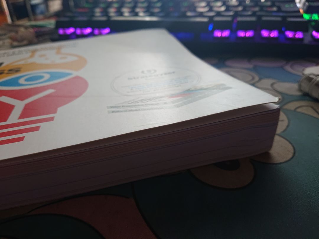 đóng gói không có bọc chống xốc, bìa và 2 góc giấy bị gập gãy, thời gian giao hàng chậm