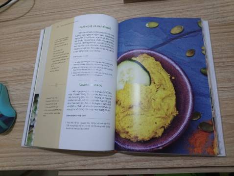 _ Cuốn này thì mình gần như không gì để viết nhiều ngoài hai chữ "xuất sắc", sách bìa cứng minh họa màu nước xịn sò, giấy trơn tạp chí mịn dày, thông tin súc tích đầy đủ về các thảo dược trong danh mục của sách, màu sắc bản in mượt mà, tươi tắn.
_ Dù có 2 cuốn về sức khỏe thảo dược nhưng vẫn mua thêm cuốn này vì giá trị/ giá tiền quá xứng đáng. :D