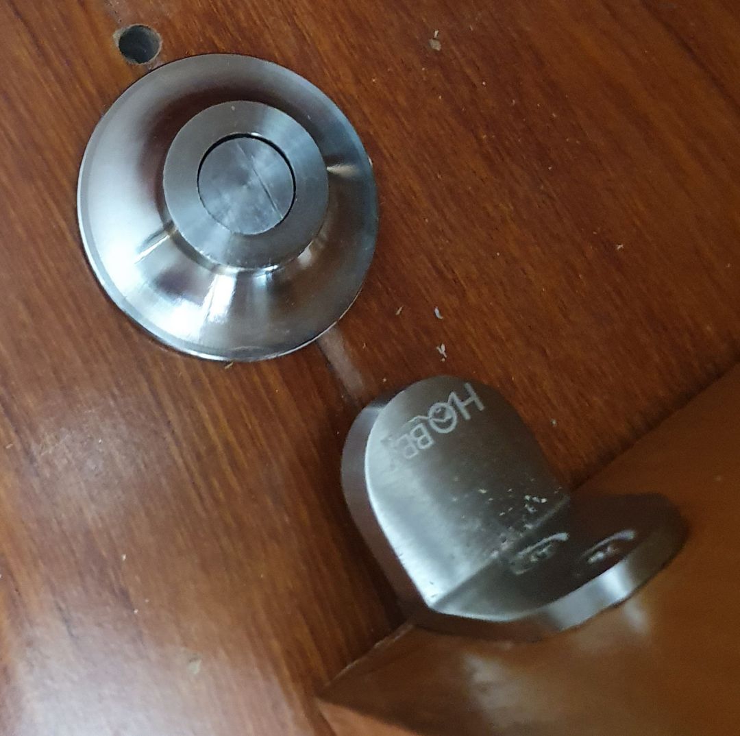 Kim loại có vẻ tốt, chắc chắn. Nhưng loại này lắp khá khó, vì cần chính xác cao. Phần gắn cửa cao quá thì nam châm ko lên được, thấp quá thì sẽ vướng phần đế. Khoảng sai số chỉ được phép khoảng 1 mm. Nam châm bình thường thì hút mạnh nhưng khi lắp vào thì yếu hơn hẳn, do bị kéo theo phương ngang.