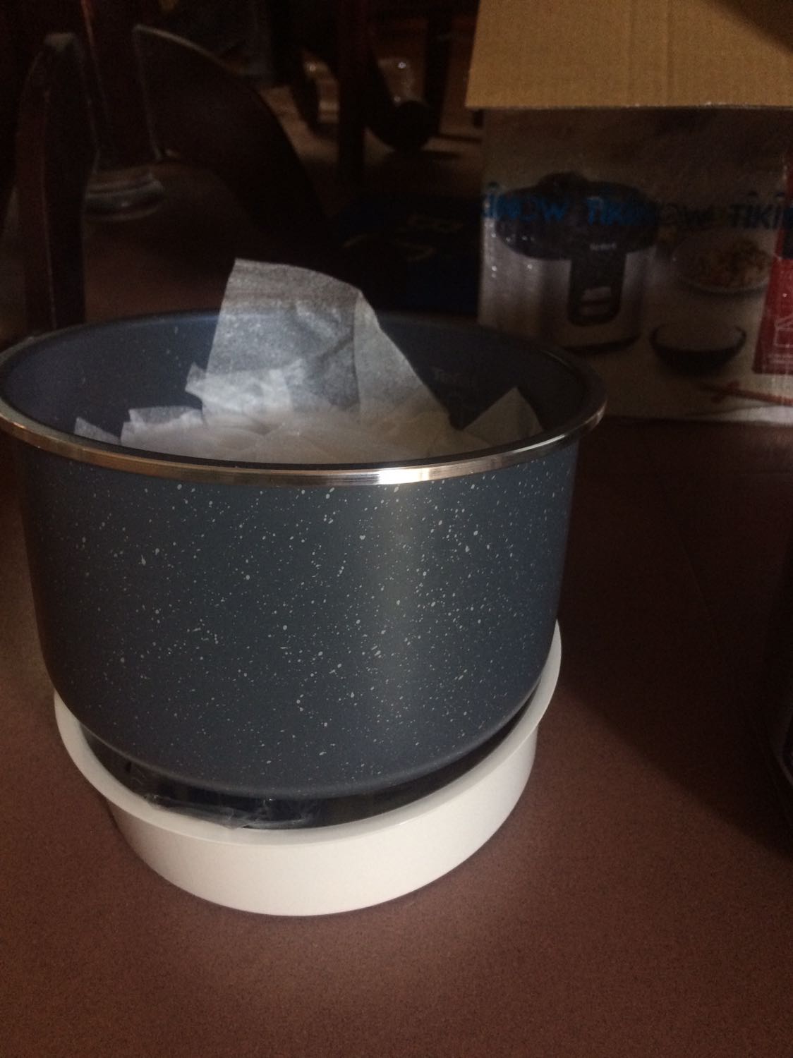 1. Mua sale được giá tốt: 829k               2. Giao nhanh.                                        3. Nồi mới, dáng chắc chắn, ruột nồi rất dày dặn.                                        4. Đã nấu thử, cơm ngon mà thấy cũng rất nhanh chín.