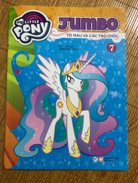 Nội dung phù hợp với trẻ, giấy đẹp, hình vẽ cũng lớn dễ tô màu, nhưng không hiểu sao sticker dán ở bìa sau bị cắt mất, làm bé có chút thắc mắc.