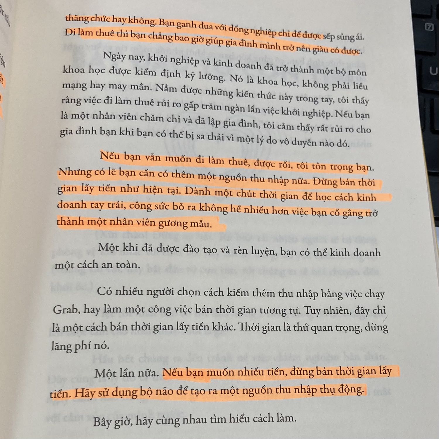 LỐI TẮT KHỞI NGHIỆP

Nếu bạn cần tìm cuốn sách về cách dạy con để phát triển ngôn ngữ thì hãy chọn tác giả Phan Thị Hồ Điệp
Nếu bạn cần tìm cuốn sách về cách dạy con sớm tự lập hãy chọn tác giả Thu Hà (mẹ Xu Xim)
Nếu bạn cần tìm cuốn sách về cách dạy con tự học hãy chọn tác giả Thủy Tulip

Và nếu bạn cần tìm cuốn sách về khởi nghiệp thì hãy chọn tác giả Trần Thanh Phong.

Đúng vậy, mỗi người một thế mạnh riêng, mỗi một cuốn sách ra đời cũng chính là đứa con tinh thần của tác giả. Và mới đây thôi tác giả Trần Thanh Phong vừa giới thiệu các độc giả cuốn sách mới nhất do anh dịch đó là “Lối tắt khởi nghiệp-con đường ngắn từ tay trắng đến thành công bền vững”. Vẫn đề tài khởi nghiệp nhưng lần này đặc biệt hơn bởi tác giả Dane Maxwell đã phân tích sâu về niềm tin, đặc biệt là lập trình lại toàn bộ tư duy thông qua bộ câu hỏi để từ đó tìm ra câu trả lời. Thực sự cuốn sách này đã chạm đến mình rất nhiều và đây cũng chính là những điều mình ấn tượng, cụ thể:

- Cuốn sách giải thích cụ thể câu nói “đi làm thuê là cực kỳ rủi ro, còn khởi nghiệp thì lại cực kỳ an toàn” hay nói đúng hơn lập trình tư duy cho những bạn đi làm thuê giống mình. Đặc biệt hơn, nếu chúng ta vẫn muốn đi làm thuê thì tác giả vẫn tôn trọng và đưa thêm giải pháp để có thêm một nguồn thu nhập nữa. 

- Cách mà tác giả giúp độc giả cấy những tư duy khác biệt vào bộ não, cố gắng thức tỉnh, cố gắng thoát khỏi niềm tin và suy nghĩ sai lầm trước đó. Để rồi có được sự tự tin, động lực và nắm trong tay nguồn sức mạnh vô tận. 

- Cách đặt câu hỏi để tìm ra câu trả lời cho chính mình để rồi tìm ra khó khăn của khách hàng, từ đó tìm ra ý tưởng kinh doanh tuyệt vời và hoàn thành nốt chuỗi công thức K.N.G.C hay còn gọi là “Khởi Nghiệp Gà Chọi”?, cụ thể điều tuyệt vời của công thức này đó là:

Khách hàng->Nỗi đau->Giải pháp->Chào mời.

Cuốn sách này mình  dành thời gian để đọc, thật chậm, nghiền ngẫm để có thể hấp thụ tốt cho mỗi bước trong công thức trên. Bởi cuốn sách còn giúp chúng ta tìm hiểu thêm về tư duy não bộ nữa đấy.

À một điều ấn tượng trong cuốn sách này mà mình rất thích đó là 15 câu chuyện thực tế về khởi nghiệp, mỗi câu chuyện những lời khuyên chân thực, cụ thể và thực tiễn nữa, các bạn cùng đón đọc nhé.