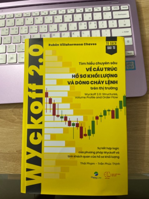 Wyckoff 2.0 là phiên bản nâng cấp của wyckoff 1.0. Nó giải thích sâu hơn sự vận động của 1 cổ phiếu, giải thích nền giá thế nào là tích luỹ, thế nào là phân phối. Nền giá tích luỹ ngang, dốc lên, dốc xuống thế nào. Đáng đồng tiền bát gạo.