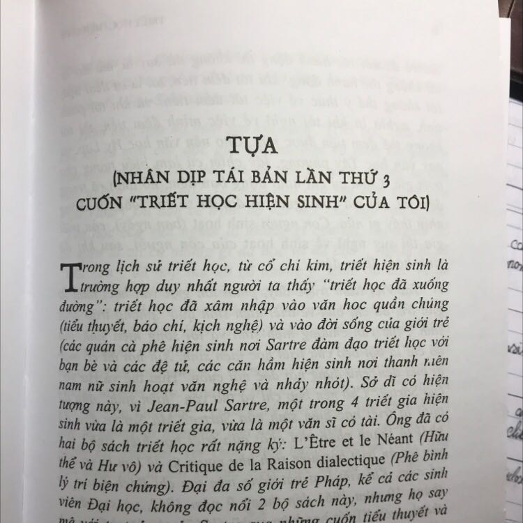 Sách còn nhiều lỗi sai chính tả, chất lượng in thấp cực nhiều chữ bị mất nét, dấu câu nhưng bù lại sách viết rất dễ hiểu đối với đứa hs cấp 3 chưa từng tiếp xúc với triết học bao giờ, mình đọc rất dễ bị cuốn theo.