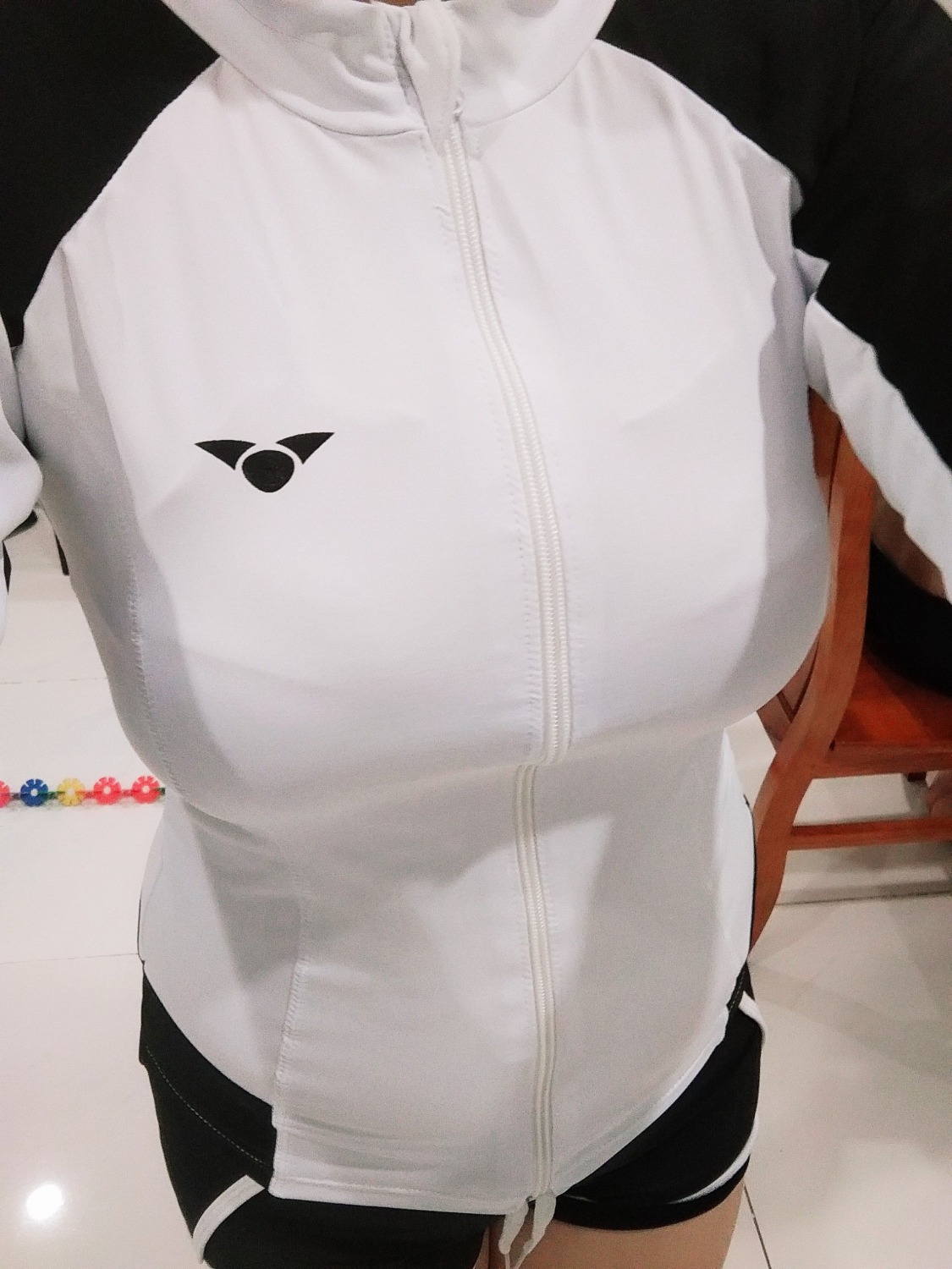 Mua được bộ đồ như ý, có 3 mảnh: 1 quần, 1 áo nâng ngực, 1 áo tay dài có khóa kéo tiện lợi. Dễ mặc, không cần chồng qua đầu. Chất liệu và kiểu dáng như hình. Rất đẹp.