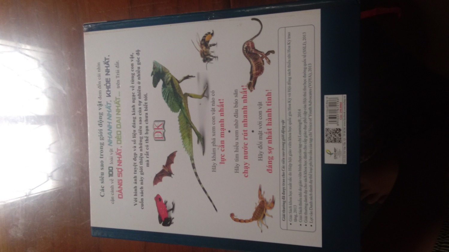 Day dung la nhung cuốn ? danh cho nhung ban Nho va no cung rat thu hút  ca nhung ngưoi lớn .Về noi dung co Phan hoi thất vọng một chút vi chỉ nói có 100 loại và một số con thì thông tin rất ngắn, nhưng dược mỗi  cai hình cua tung loại dong vật dược phong to lên rất chi tiết, một số con còn có hình giải phẫu cau tạo cơ thể  ,thông tin ngắn gọn nhưng sút tích, tung thong tin dược chia ra nhu tóc do, luc cắn, cân nặng, chiều dài. V....... Vvvvv...  Về chất lượng thì miễn phải chê  ,mong tiki tiếp tục làm tốt công việc giao hàng