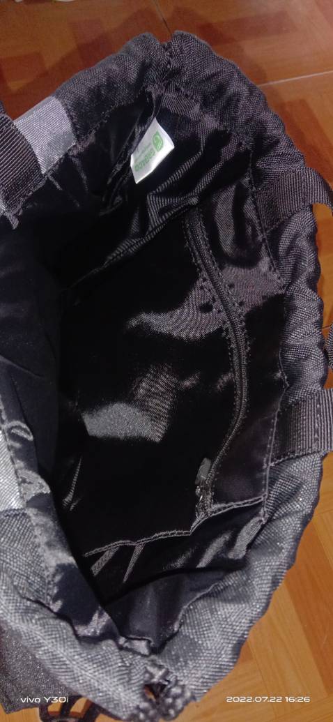 Giỏ nhìn chắc chắn,trong túi cí giấy thơm cầm lên thấy đã đã. Vải dù bố nên hơi cứng mình ưng chất vải mềm nhiều hơn nhưng thôi thế thấy cũng ổn vì ưng nhất bên trong có khoá kéo có thể bỏ tiền hoặc điện thoại ok bên ngoài cũng có ngăn lớn có khoá kéo.