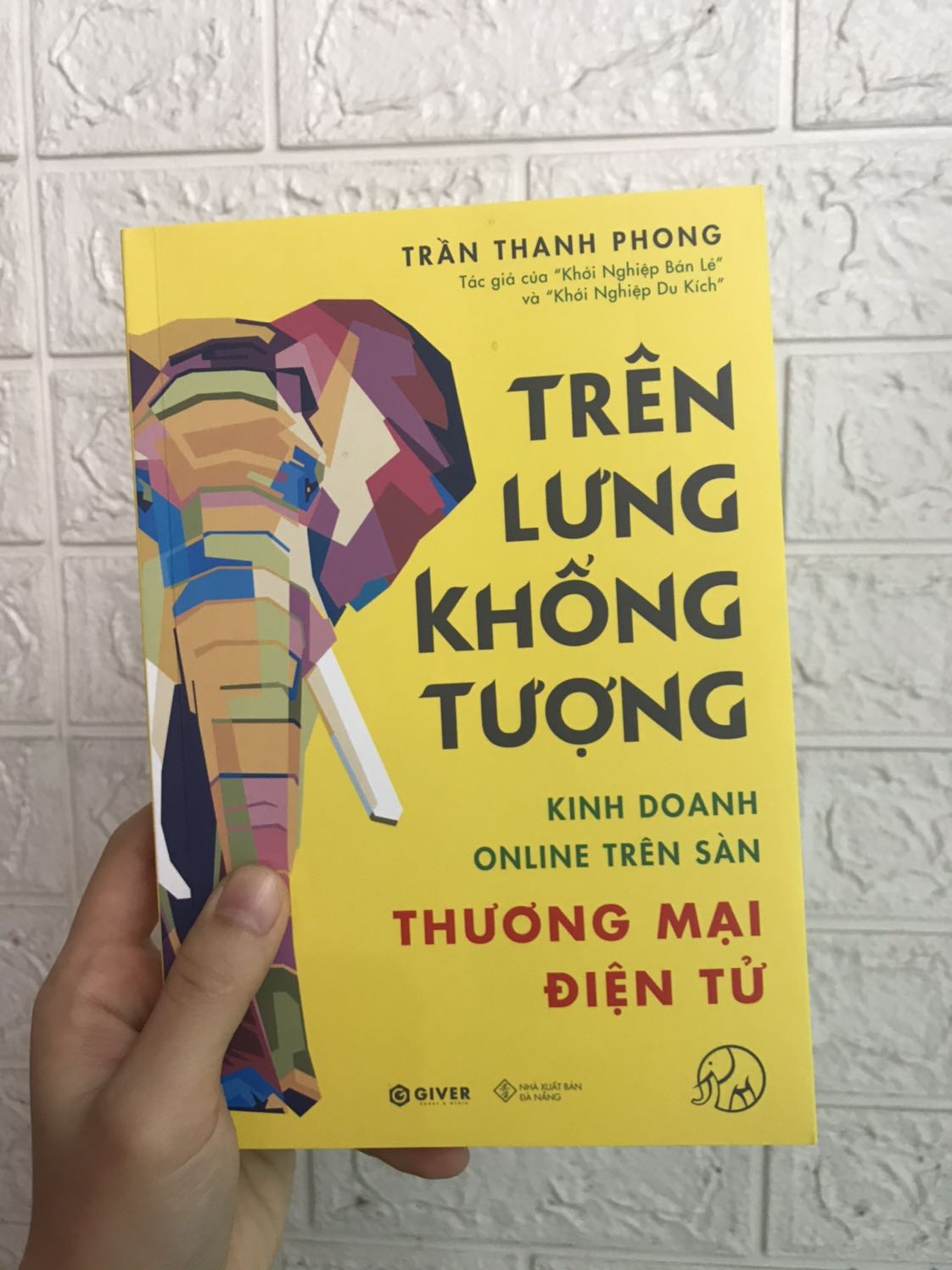 Mình vẫn đọc sách của chú Trần Thanh Phong. Sách vẫn luôn rất thực tiễn, hiệu quả cho người đọc đọc và thực hành. Cá nhân mình khá ấn tượng với phần Trái tim quả cảm, chương Phát triển bền vững trên thương mại điện tử. Cảm ơn tác giả và tiki đã cho mình trải nghiệm tốt.