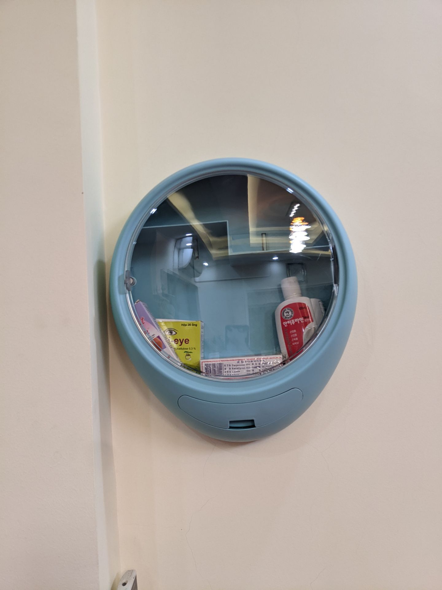 sản phẩm khá ổn, nhựa cứng cáp, miếng dính chắc chắn, nhưng không gian chứa đồ hơi bé , để ít đồ OK.