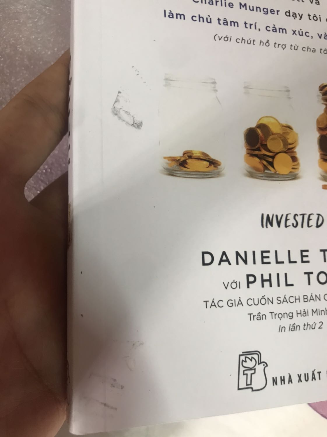 Tiki giao nhanh, trong vòng 1 ngày là nhận được rồi, và đóng gói cẩn thận. Tuy nhiên, sách bị bẩn ở bên trong lớp bóng kính nữa chứ không phải bên ngoài nên chắc là lỗi của bên NXB.