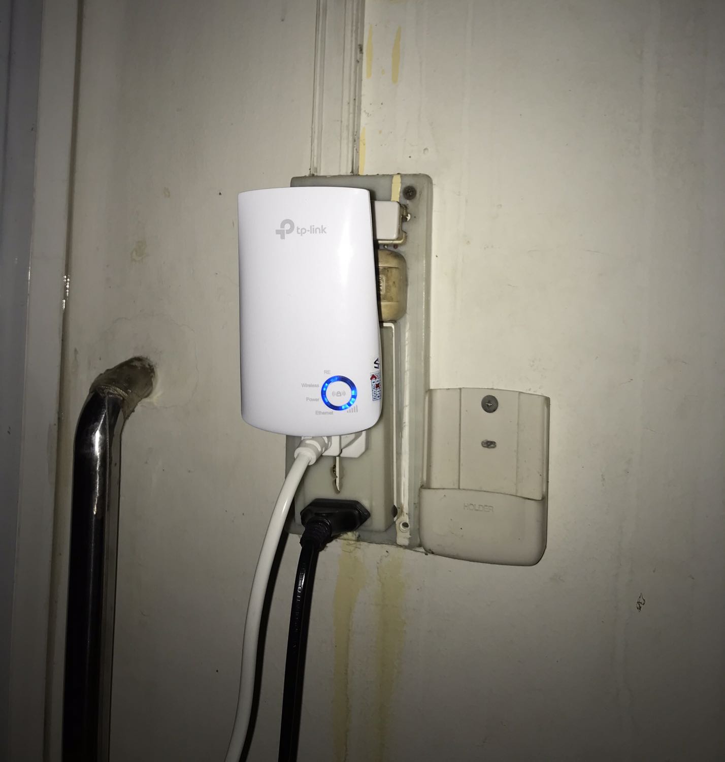 Nhà mình 2 tầng, trước đây khi dùng wifi trên tầng trên mạng rất yếu, dạo gần đây tuy vẫn bắt được sóng wifi nhưng điện thoại với laptop lại không kết nối được hoặc không load nổi. Qua tìm hiểu mình quyết định mua cục kích sóng wifi, ban đầu mình tính mua loại của Xiaomi, tuy nhiên sau khi tham khảo ý kiến bạn bè mình lại thích mẫu mã của TP-Link hơn vì thiết kế gọn, đơn giản, màu sắc đẹp, còn loại của Xiaomi nhỏ gọn nhưng có 2 râu thì mình thấy hơi bất tiện. Cách sử dụng và cài đặt của TP-Link cũng rất đơn giản, truy cập vào trang web trong tờ hdsd cài đặt xíu là xong rồi ấy ❤️ Mình thấy rất tốt, kích sóng mạnh và mượt hơn rất nhiều, bạn mình cũng khen nữa, hàng tiki yên tâm chính hãng rồi ❤️ Nói chung là rất hài lòng!