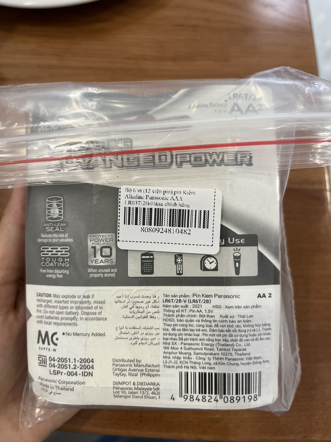 Tôi Mua pin AAA, nhà bán hàng giao sai thành AA. Đề nghị đổi lại cho người mua. Bên ngoài dán tem AAA, mà bên trong là pin AA.