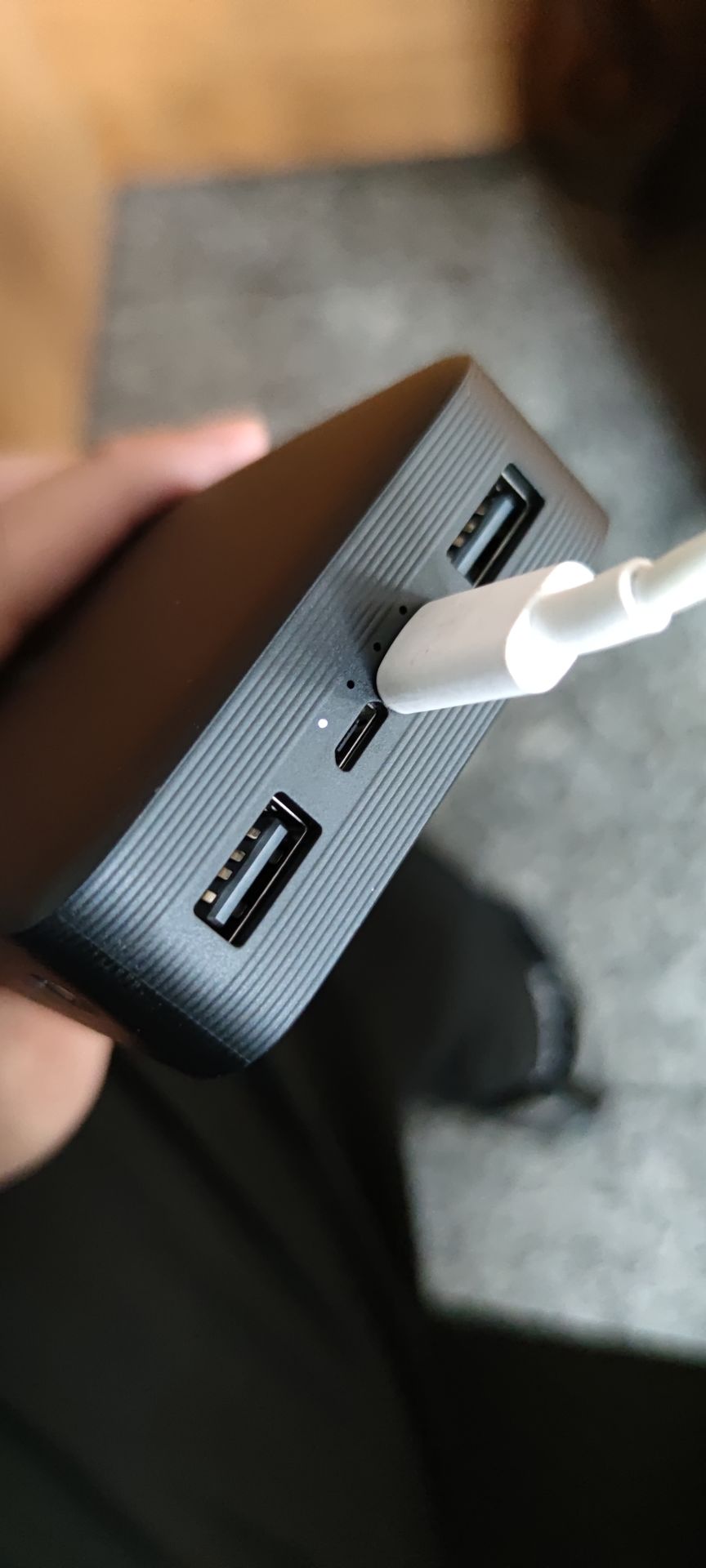 giao hàng siêu nhanh. Đặt tối chủ nhật mà sáng thứ 2 đã có hàng. Đóng gói cẩn thận. còn nguyên tem.  cắm sạc vào điện lên 1 nấc. 
Điểm cộng: 
+ Vỏ sạc rắn chắc, không bám vân tay.
+ Dung lượng trên sạc 20000mAh. (chờ sử dụng xem dung lượng thực tế).
+ Hỗ trợ sạc nhanh 18W. Đã ***.

Điểm trừ:
+ Thiết kế hơi xấu.
+ Siêu nặng.
Chờ sử dụng sẽ đánh giá thêm.