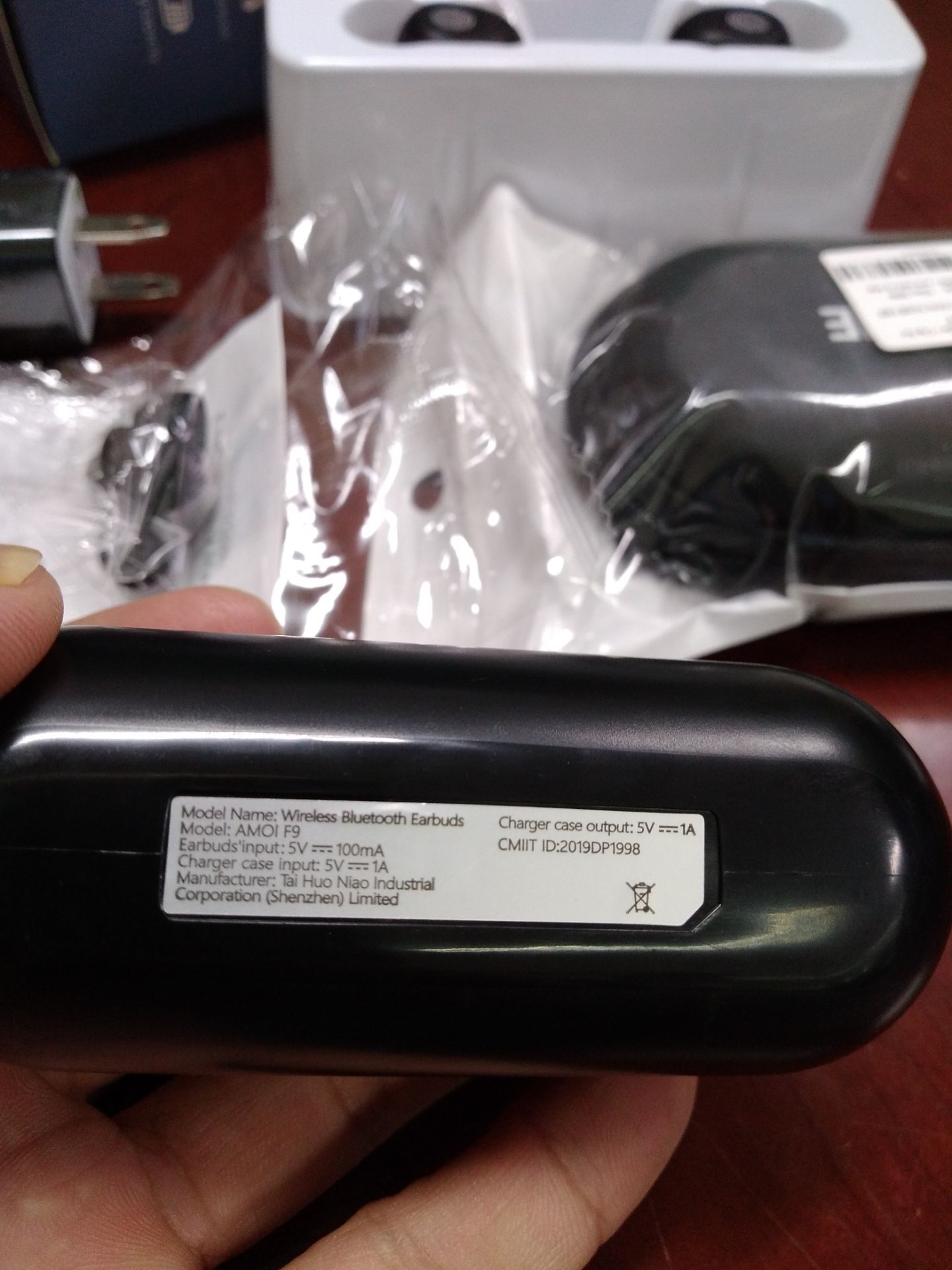 Shop và tiki giao hàng nhanh, sản phẩm chỉ mức bình thường. Thông tin miêu tả trên tiki ko đúng thực tế. Cụ thể: Trong User Manual không tìm thấy thông tin dock sạc là 3500mah, thậm chí không biết cụ thể là bao nhiêu mah luôn và chân sạc chỉ có 2 chân nam châm chứ không phải là 4 chân như đã miêu tả. Các bạn lưu ý tai nghe này chỉ đàm thoại 1 bên thôi.