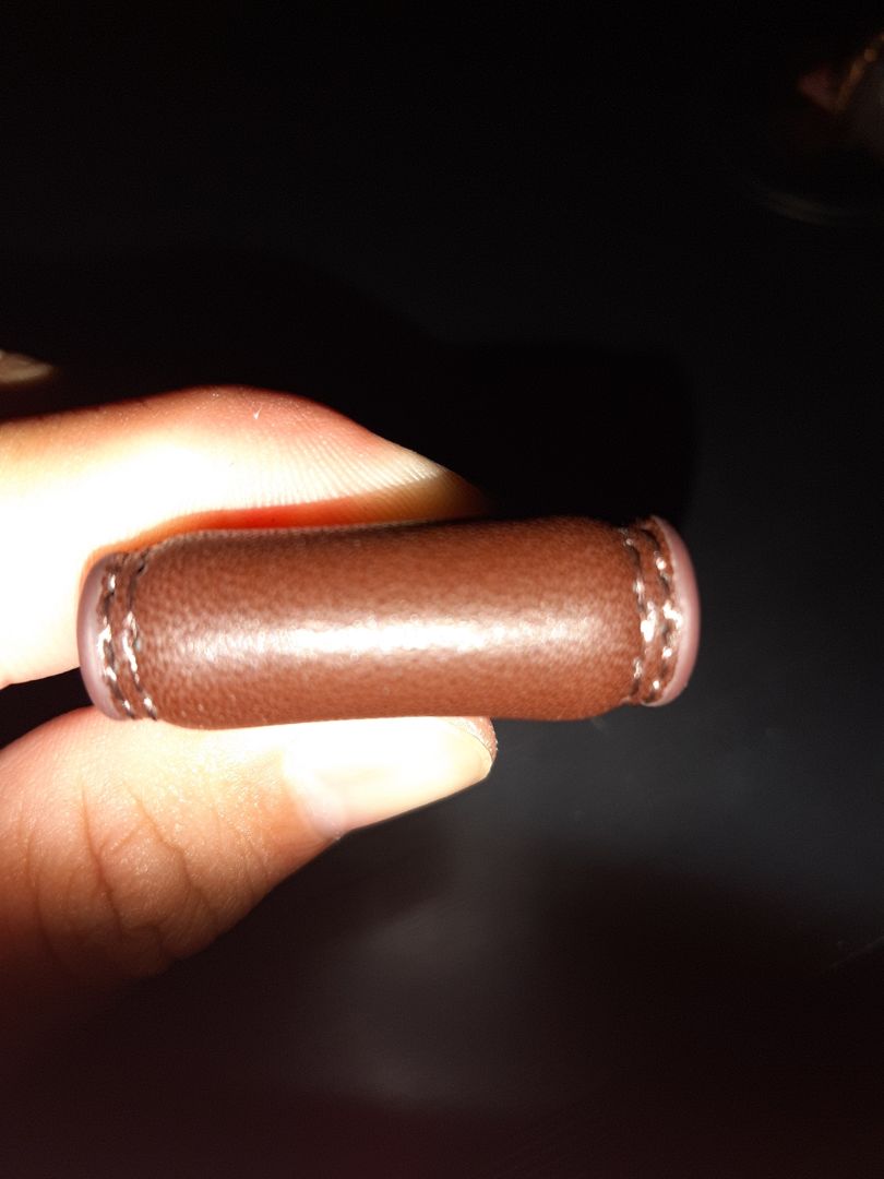 không phải da thật nha các bạn nhưng mà mình thấy sản phẩm ok lắm, mình có bóp co thử buông ra ko bị biến dạng, khi bẻ co cong lắm mới có bị nhăng nhẹ thoi mình có để ảnh các bạn xem thử.