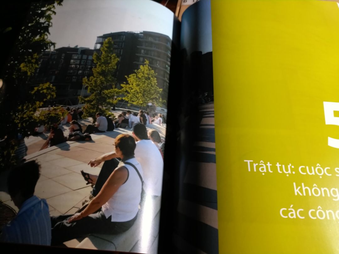 sách in ấn đẹp nd đọc rất cuốn hút nhưng đau ví quá ạ :'(( nxb nên ngc tiết kiệm giấy (và cả tiền phí ) vì phần dẫn tltk thấy chừa trống hơi bị thừa nhưng nói chung sách hay nên mua ạ