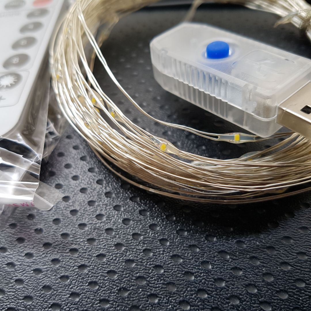 Sản phẩm quá tốt. Có điều khiển từ xa hẹn giờ, chọn luôn sáng hoặc các chế độ nháy, tăng giảm sáng, hẹn giờ quá tiện. Dây nhỏ trang trí không bị lộ, được phủ cách điện màu bạc kẽm, khá tinh tế và đẹp. Nên mua nhé các bạn.