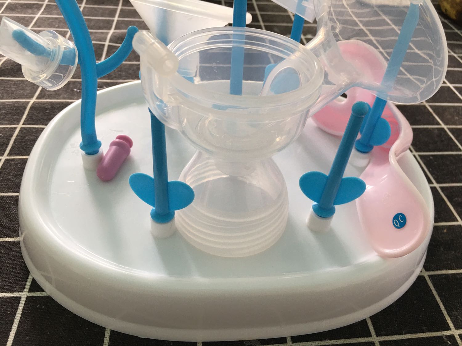 Shop giao hàng nhanh, sản phẩm giống hình, mình dùng úp bình sữa cho bé khá ổn.