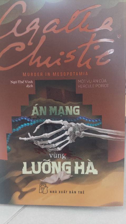 “ Ngay từ đầu, tôi đã cảm thấy để hiểu được vụ án này, ta không nên tìm những dấu hiệu hay manh mối bên ngoài mà tìm những manh mối xác thực hơn về sự mâu thuẫn tính cách và những bí mật cuả trái tim “.
Đối với Poirot, biết lắng nghe, hiểu thấu tâm lý tính cách con người luôn là phương thức quan trọng bậc nhất trong việc khám phá sự thật, vạch trần kẻ thủ ác trong mỗi vụ án.