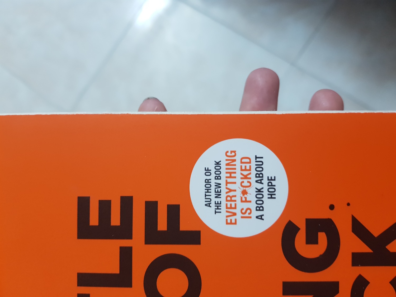 Sản phẩm nhận được bị cong góc bên phải. Là một người đọc sách và thật sư yêu quý sách của mình thì mình cảm thấy điều này không ổn . Tuy sản phẩm được bao bọc kĩ (để trong hộp) nhưng hết một nửa độ dày của quyển sách bị cong góc. Bìa sách chắc là do lỗi sản xuất nên bìa sách không che hết trang sách phía trong. TIKI xem xét vấn đề này nhé.
