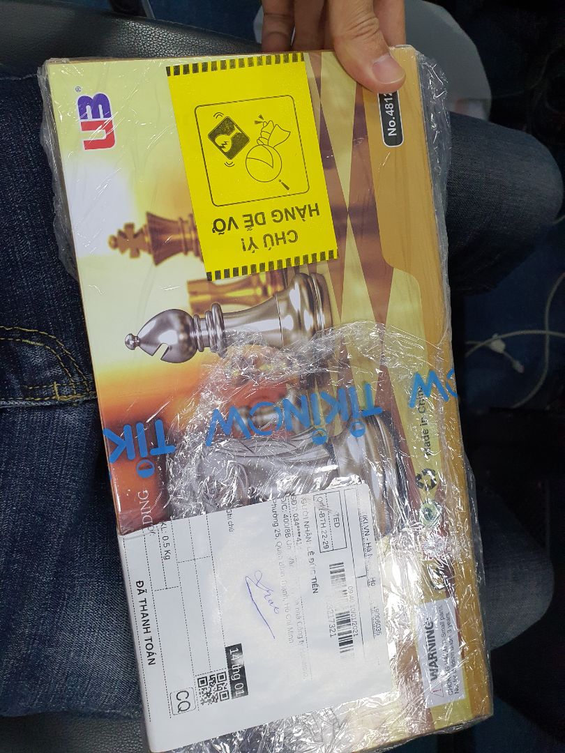 Bao gói chỉ quấn 1 lớp ni lông hơi sơ xài. Còn bộ bàn cờ khá là chất. Quân cờ bằng nhựa mạ màu vàng và bạc. Thử sắp lại rồi dựng đứng lên thì đa số không bị rớt quân nào.