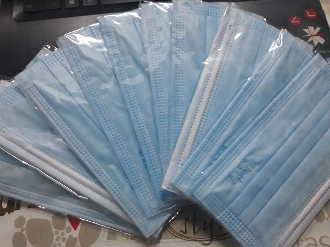 Khẩu trang 4 lớp, mỏng nhẹ, thoáng khí, dễ thở hơn các loại 4 lớp khác, màu xanh nhạt cũng dễ nhìn hơn. Điểm mình k thích là mỗi cái khẩu trang lại bọc 1 cái túi nhựa, nhìn thì đúng là để tránh nhiễm khuẩn tuy nhiên lại xả nhiều rác hơn. Xem xét gói 10 cái/ gói thì đỡ hơn.