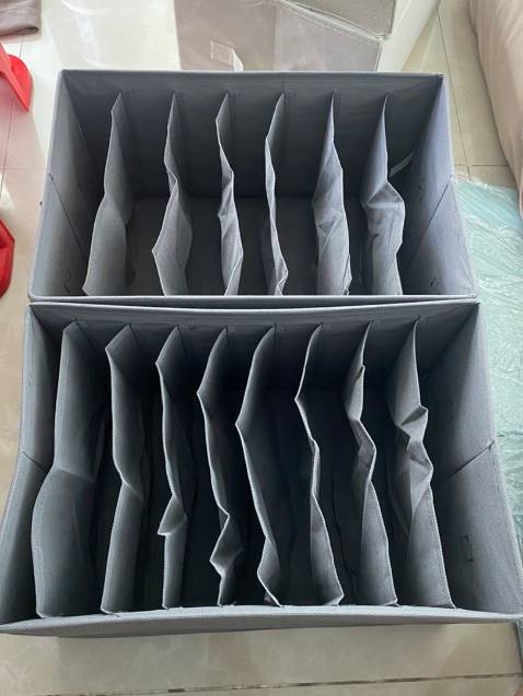 Hàng giao nhanh, đầy đủ. Hộp đựng bằng bìa nên có mùi bìa thôi chứ không quá hôi, hộp khá chắc chắn. Sản phẩm lần trước mình mua mã khác thì ko có nắp, mã lần này có nắp màng nilon chống bụi luôn - nhìn cũng đẹp

có điều vải mà có thể giặt đươc thì cho điểm 10, vải này chỉ có thể lấy khăn lau sơ sơ thôi ạ!