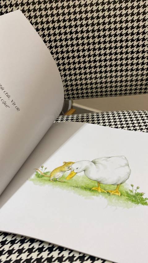 sách đơn giản nhưng k hiểu sao con mình thích thế luôn. nhưng hình vẽ đẹp chắc giống tâm lý bọn nhỏ