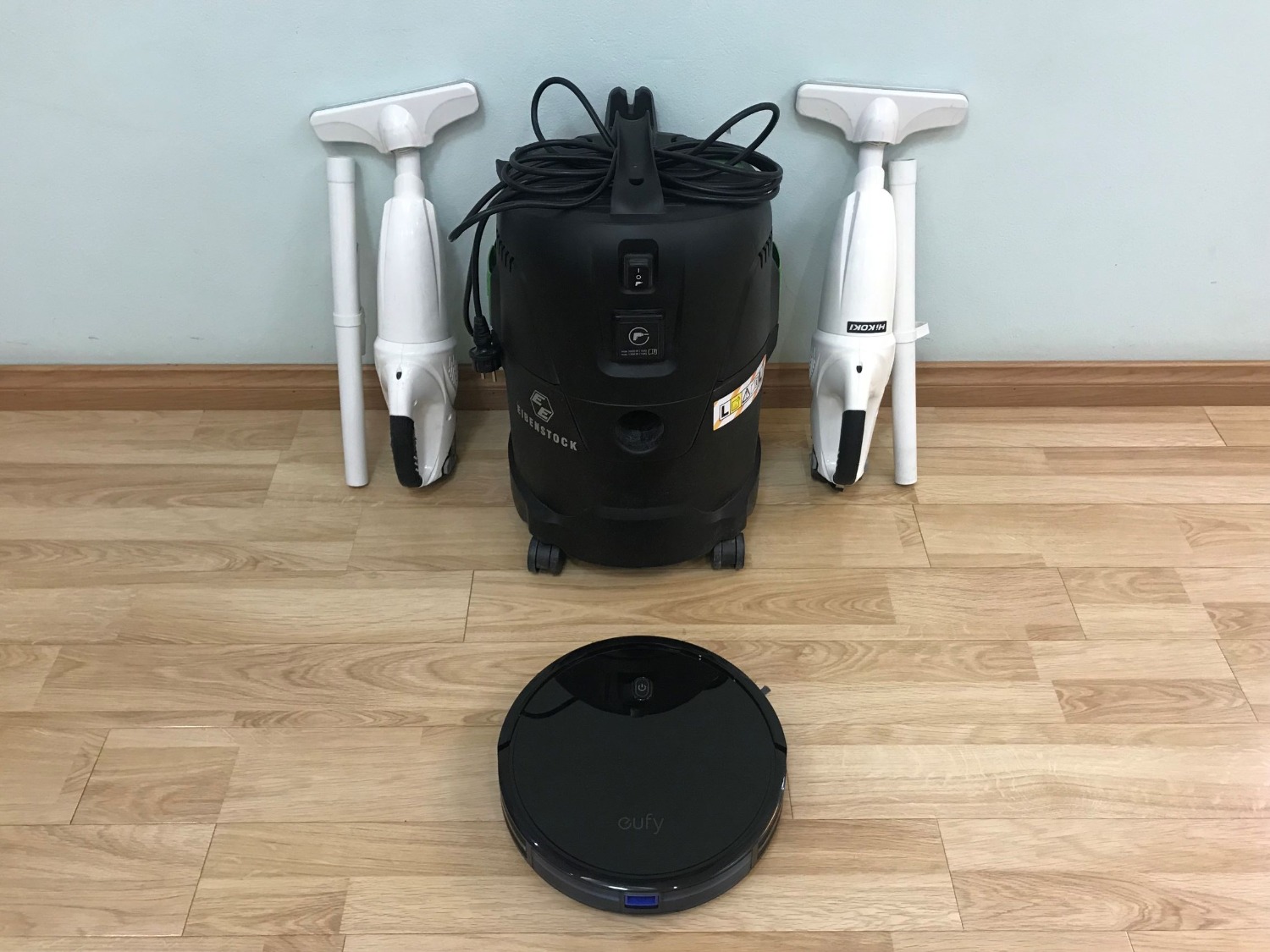 Nhà mình 100m2 đã có 1 máy hút bụi to và 2 máy cầm tay không dây, nay mua thêm cái Robot này cho đủ bộ.
(1) Máy to để tổng vệ sinh
(2) Máy cầm tay để vệ sinh bất chợt
(3) Robot này để vệ sinh thường xuyên.
Nhận xét: 
Robot này không phải loại thông minh, nhưng phù hợp với nhu cầu và giá hợp lý.
Vệ sinh sạch sẽ mặc dù mình vẫn dùng máy cầm tay vệ sinh thường xuyên nhưng robot này vẫn hút ra khối bụi vì nó chui được vào gầm giường.
Điểm trừ là
(-1)  Pin xạc dung lượng thấp và do sử dụng xạc chậm (6 tiếng/lần), nên bị hạn chế thời gian vệ sinh và giãn cách giữa các lần vệ sinh.
(-2) Vỏ máy làm bằng nhựa bám bụi và bám vân tay, hơi mất mĩ quan.

Ngoài ra mua ở Tiki thì hơi bực mình ở chỗ lần nào cũng giao hàng khác với kế hoạch và chỉ báo khi hàng đã trên đường đi giao. Lần này lịch là thứ 6 thì thứ 4 đã thấy gọi nhận hàng.