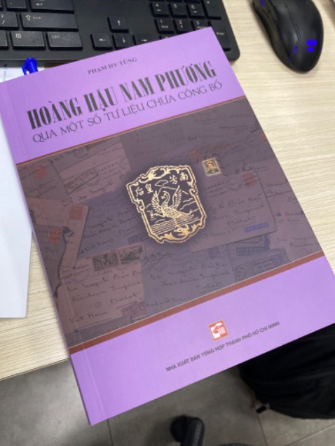 Rất hài lòng, mới đọc 1/2 quyển tuy nhiên đánh giá nội dung có nhiều điều mới mẻ và khác so với các tài liệu khác đã đăng tải, đưa người đọc có cái nhìn chính xác hơn về con người của Hoàng Hậu Nam Phương, xứng danh là bậc mẫu nghi thiên hạ.