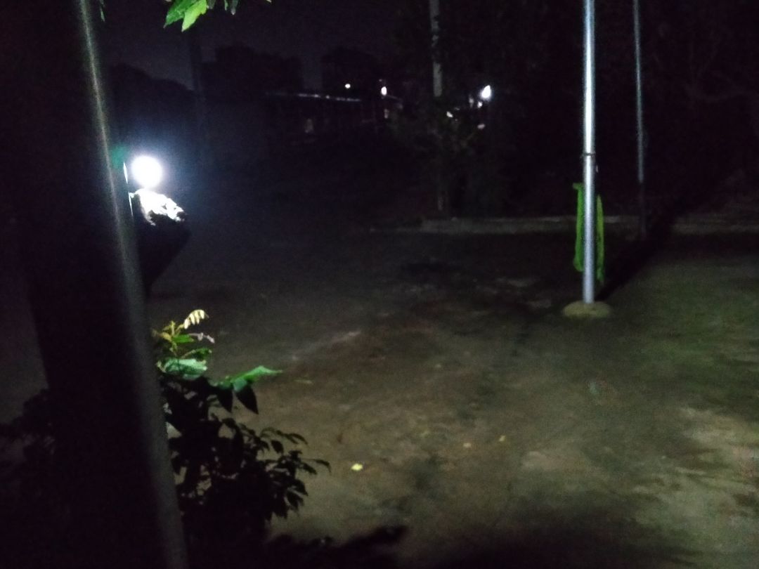 Nhận hàng hồi sáng đến tối mới *** đc đèn cũng khá là sáng để càng cao độ phủ càng lớn còn về độ bền với khả năng sạc điện từ ánh sáng Mặt Trời thì chưa rõ tóm lại rất tốt trong tầm giá Nhận hàng hồi sáng đến tối mới *** đc đèn cũng khá là sáng để càng cao độ phủ càng lớn còn về độ bền với khả năng sạc điện từ ánh sáng Mặt Trời thì chưa rõ tóm lại rất tốt trong tầm giá