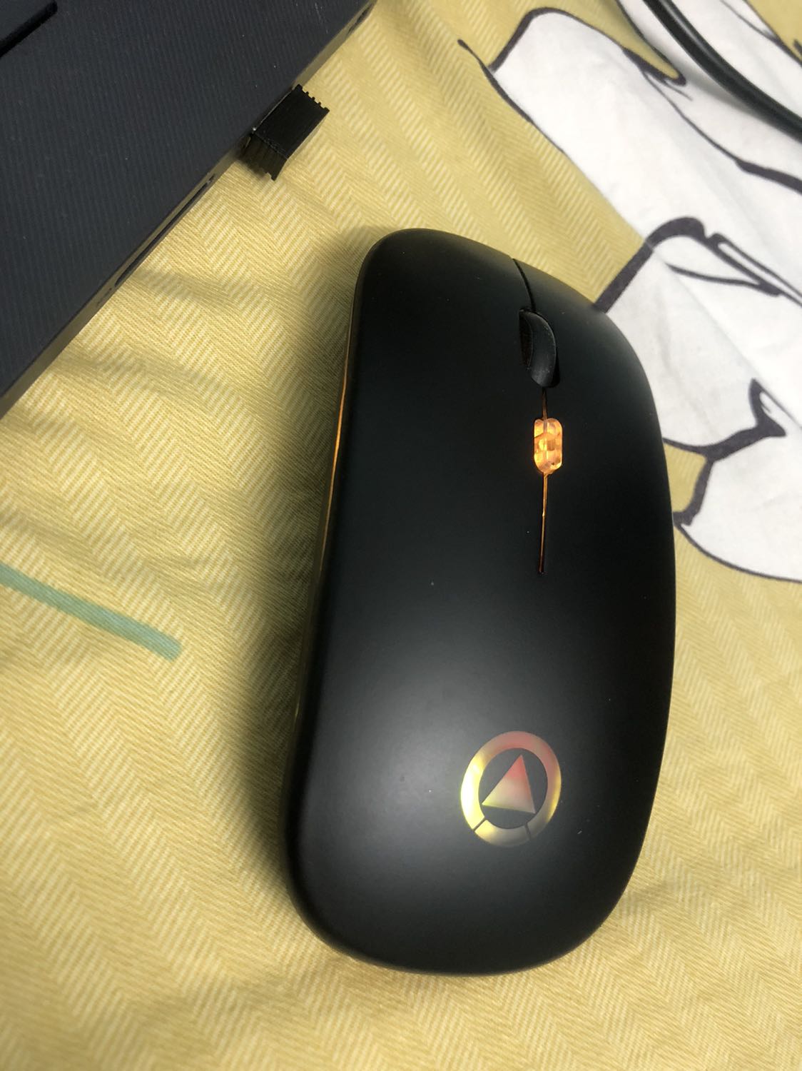 Sản phẩm ổn trong tầm giá. Chuột êm, nhạy, không tiếng click.
Tuy nhiên chuột quá mỏng, nhỏ chỉ phù hợp với trẻ em hoặc phụ nữ có bàn tay nhỏ