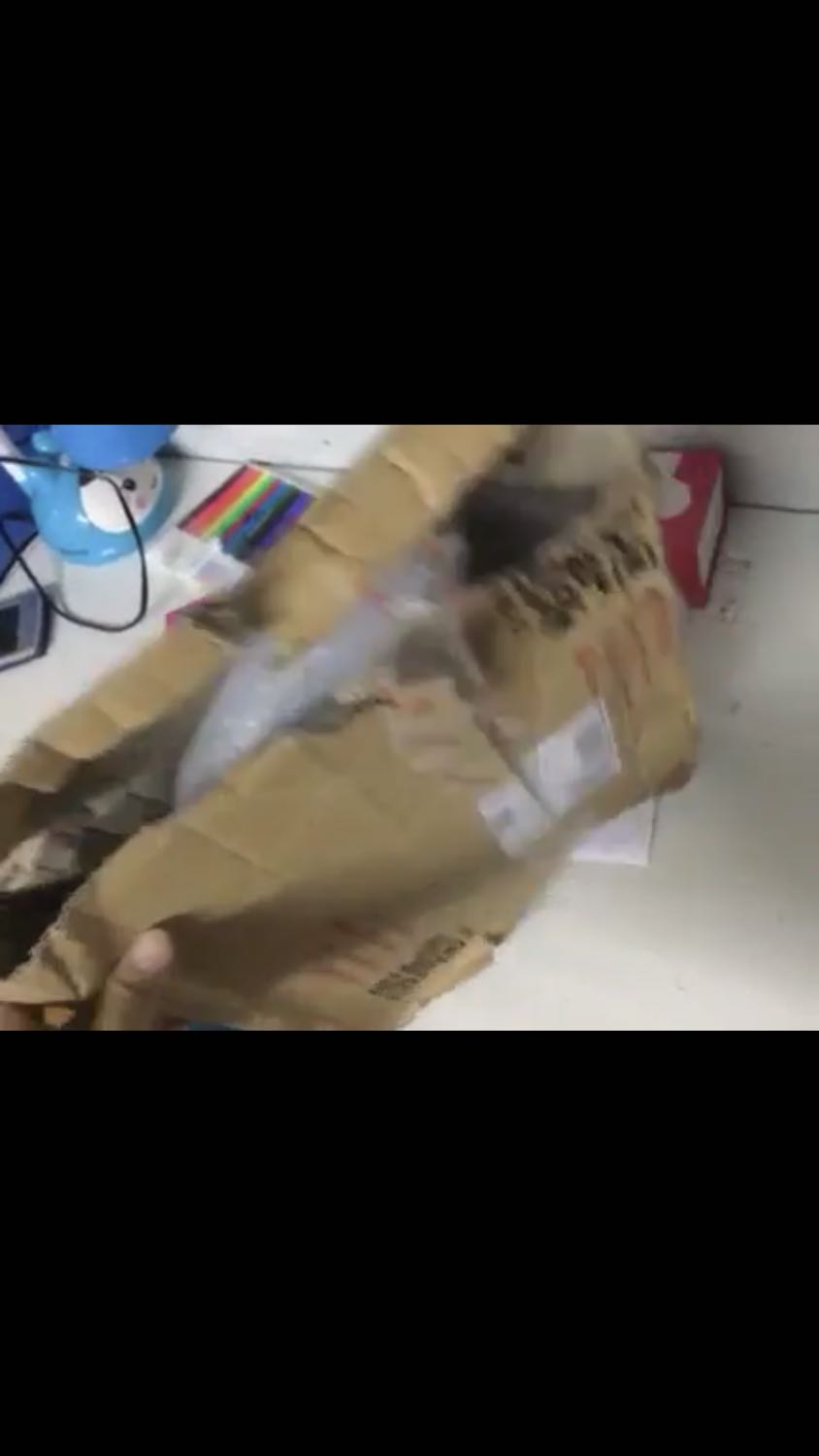 Hàng bị bóc ra, hộp bị nát, may không mất quyển sách nào. Sách ro2i ra ngoài, mình có quay video lại nhưng ở đây k up đc video nên mình chụp lại
Giao hàng lâu, cực lâu. Ghi thứ 2 nhận đc hàng nhưng đến hôm nay vẫn k nhận đc, mình gọi lên tổng đài phàn nàn mới phát hàng.
Trải nghiệm mua sách trên tiki tệ nhất từ trước đến giờ :)