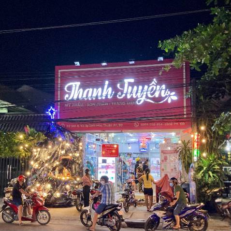 Đèn đẹp, sáng tốt, mình dùng để trang trí hang đá Noel
Dây đèn chắc chắn, bóng led bằng nhựa không lo bị vỡ, không lo cháy tim đèn như các loại bóng thủy tinh dây tóc.