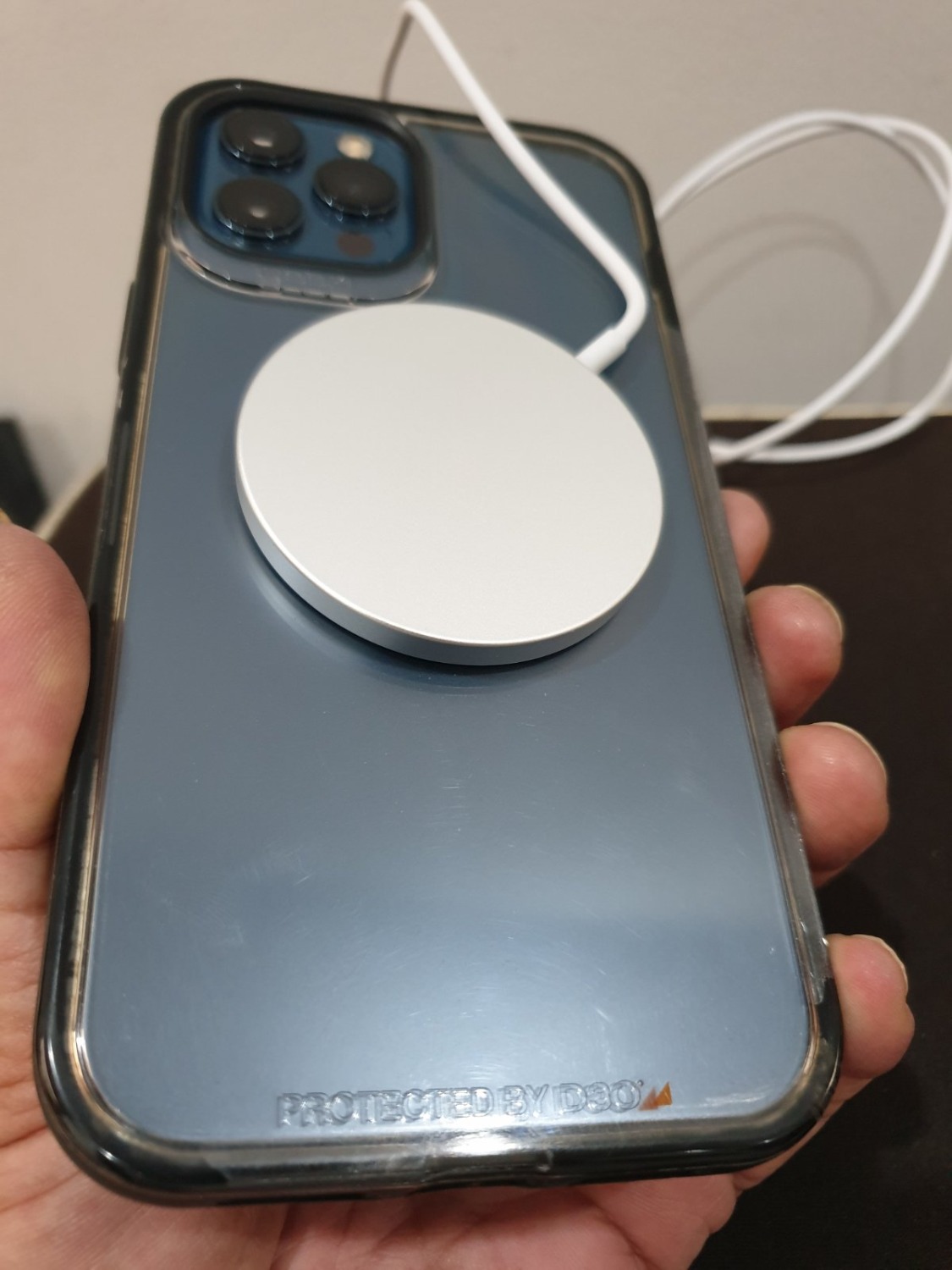 Hàng giao thật nhanh (TikiNow) chưa đầy 1h từ khi đặt hàng, xin cảm ơn TIKINOW. Hàng mẫu mã nhỏ gọn, cảm giác chắc chắc an toàn và chất lượng. Đã sạc thử, rất nhanh (có  lưng nhựa  cứng bên ngoài cũng nhận sạc luôn). Thời gian sử dụng sẽ xem xét và đánh giá sau thêm. Hiện tại rất hài lòng.