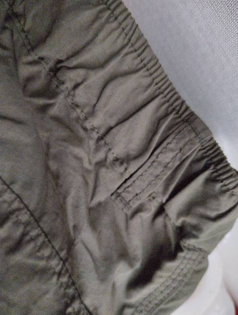 Từ phom dáng cho đến chất liệu vải, đường kim mũi chỉ đều kém, không xứng với giá tiền. Giá thành của quần này nếu may ở Việt Nam là dưới 80 nghìn đồng khi may với số lượng trên 5000 chiếc, hàng này may ở Trung Quốc thì giá thành còn thấp hơn nữa. Vậy mà shop bán hơn 300k.