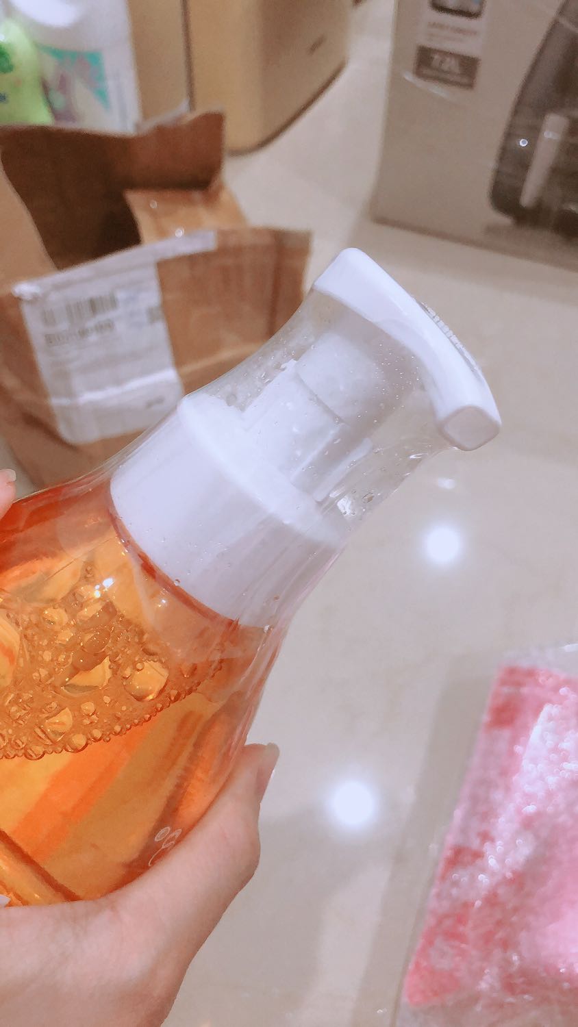 25 ngay mới nhận dc hàng do ảnh hưởng của dịch. Cám ơn đội ngũ shiper, Tiki và shop hỗ trợ để giao hàng cho mình. Bên trong bọc kỹ còn cái thùng giấy ở ngoài chắc do lưu kho lâu nên nhào móp hết hên hàng bên trong ko sao. Có thấy đọng nước ở vòi đã nt hỏi shop nói bóc ra xài thôi. Chưa xài nên chưa cho đánh giá về chất lượng sp đc