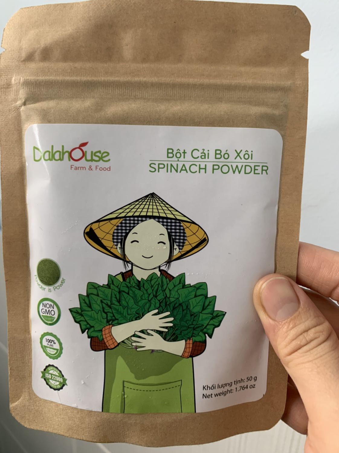 Shop giao hàng date quá cũ, bột vón cục và mất luôn màu xanh, bỏ thì uổng mà lại không dám uống