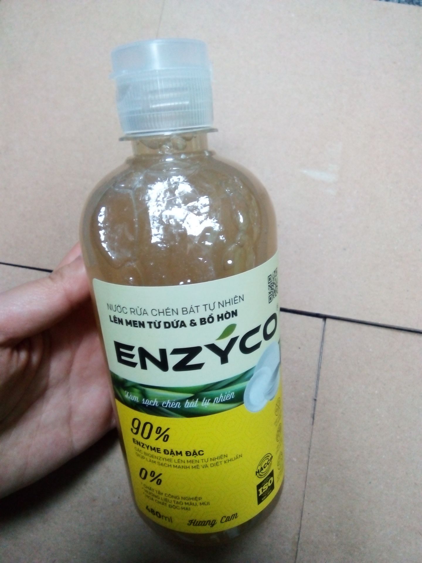 Mình vừa nhận được hàng đúng lúc đang ăn trưa, lấy ra dùng thử luôn. Lần đầu biết đến nước rửa chén hữu cơ, mùi thơm tự nhiên sạch nhanh