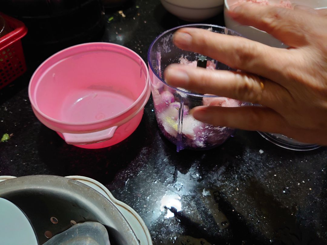 Động cơ máy tốt và chạy rất mạnh. Nhưng phần chứa làm bằng nhựa chứ không phải là thủy tinh cường lực là 1 điểm trừ. Ngoài ra với một mức giá gần 1 triệu có vẻ nhà sx hà tiện khi chỉ cho dung lượng phân thân chứa chỉ 400ml so với các sp khác trên thị trường tầm giá 700k có thể tích chứa lên tới hơn 1l như vậy sẽ tiết kiệm thời gian xay vì thao tác mở ra lắp vào nhiều lần có thể khiến làm đổ thức ăn