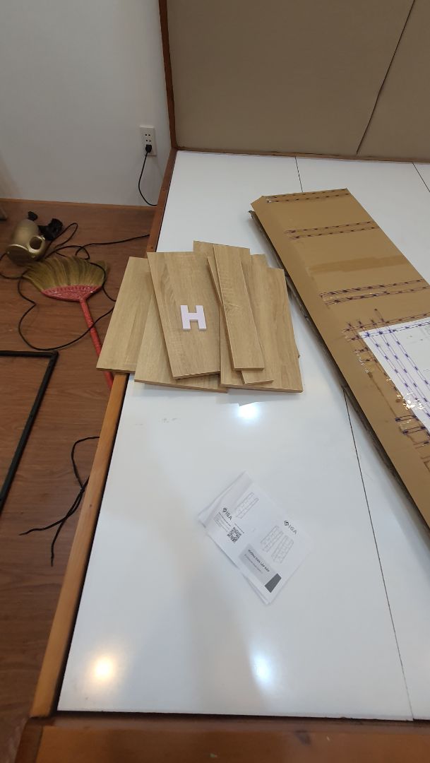 Đặt kệ Tivi treo tường mà lại gởi kệ đa năng. Đề nghị đổi lại hàng gấp